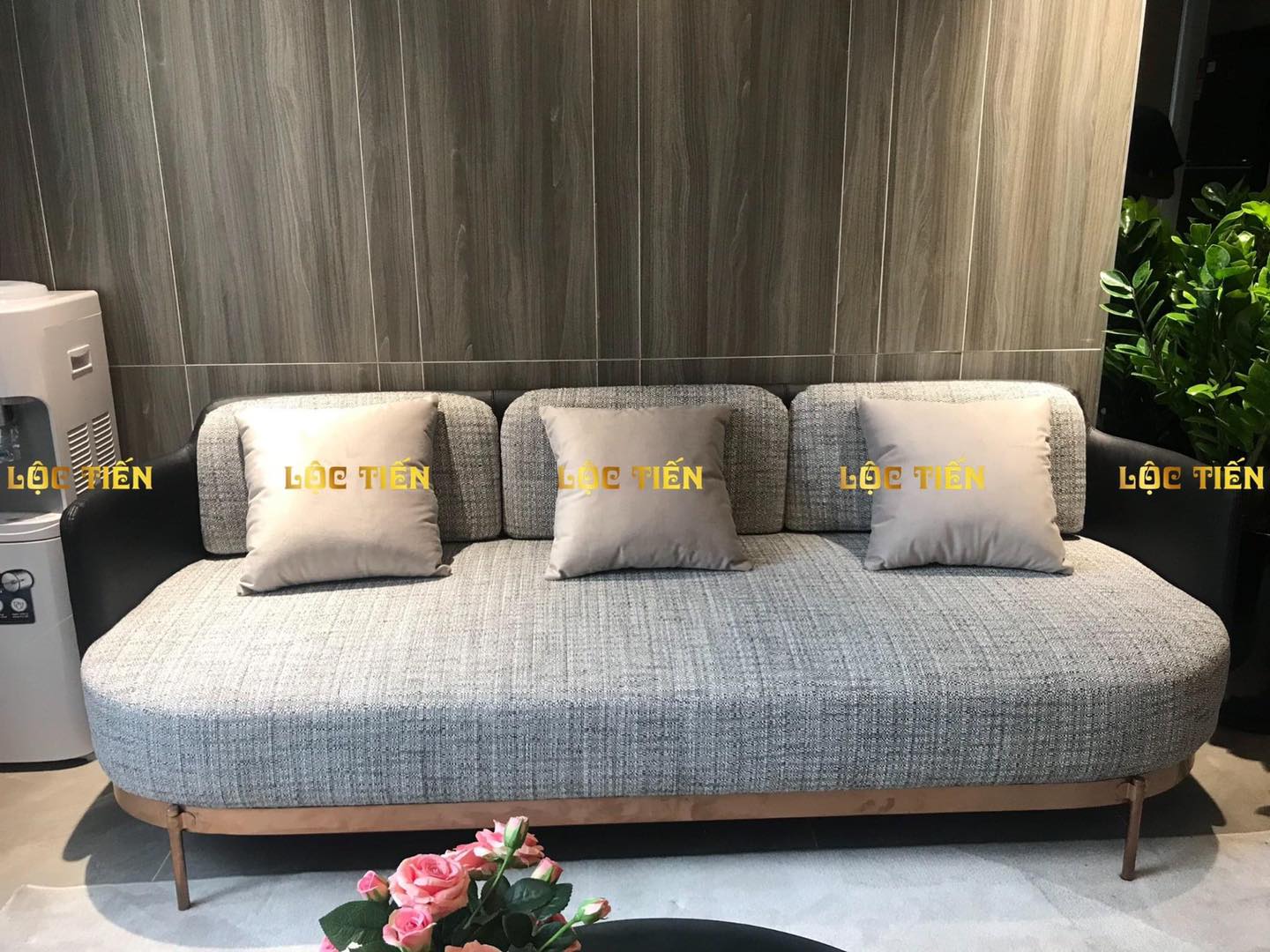 Tùy vào từng chất liệu, ghế sofa vải nỉ có thể bị phai màu