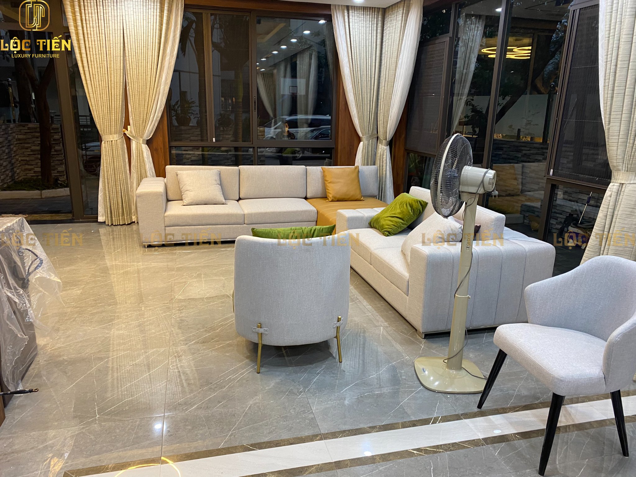 Sofa góc màu trắng sáng kết hợp xanh cốm