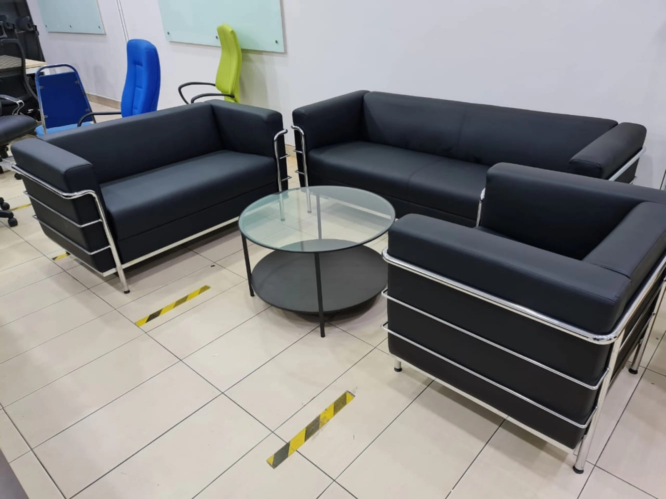 Bộ sofa nhỏ màu đen sang trọng để tiếp khách tại văn phòng